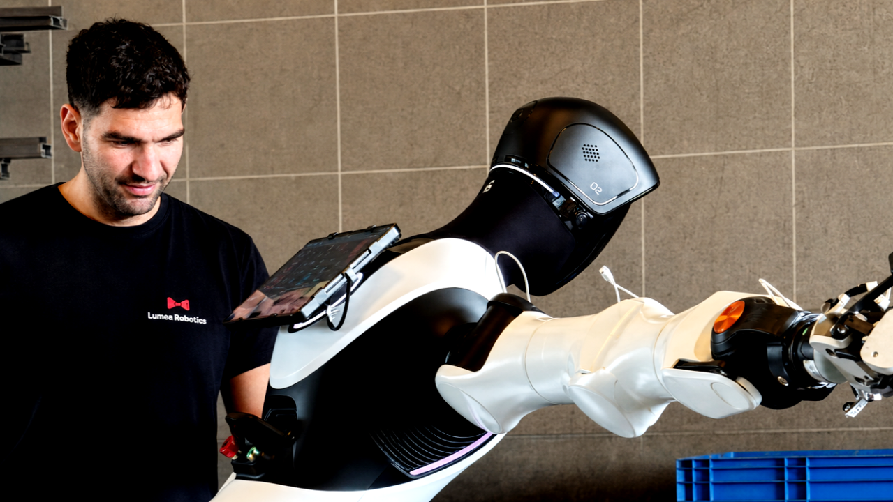 Lunes Robotics CTO working with a humanoid robot